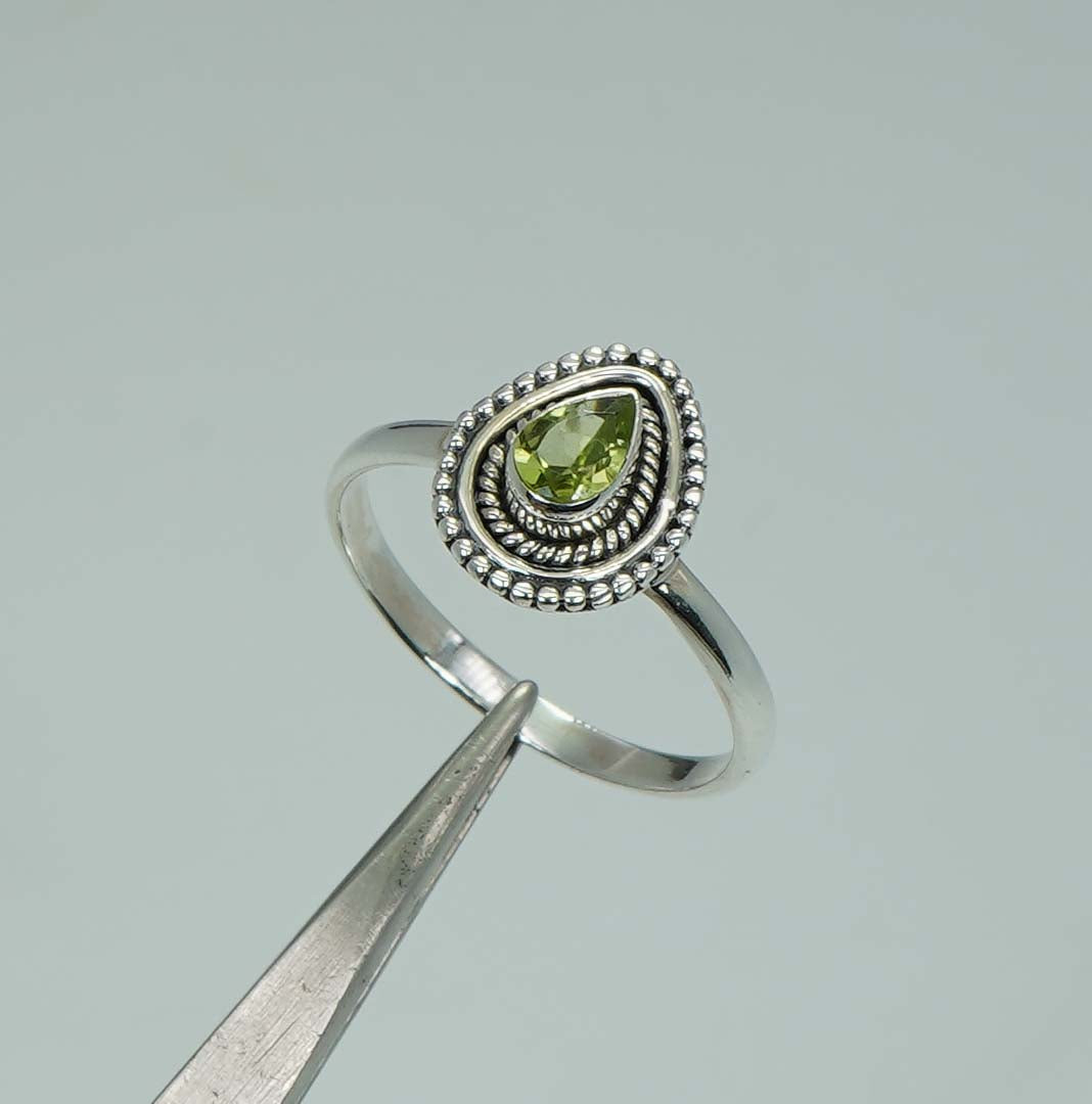 925 Sterling Silver Faceted Gemstone Ring - 2.5 Grams