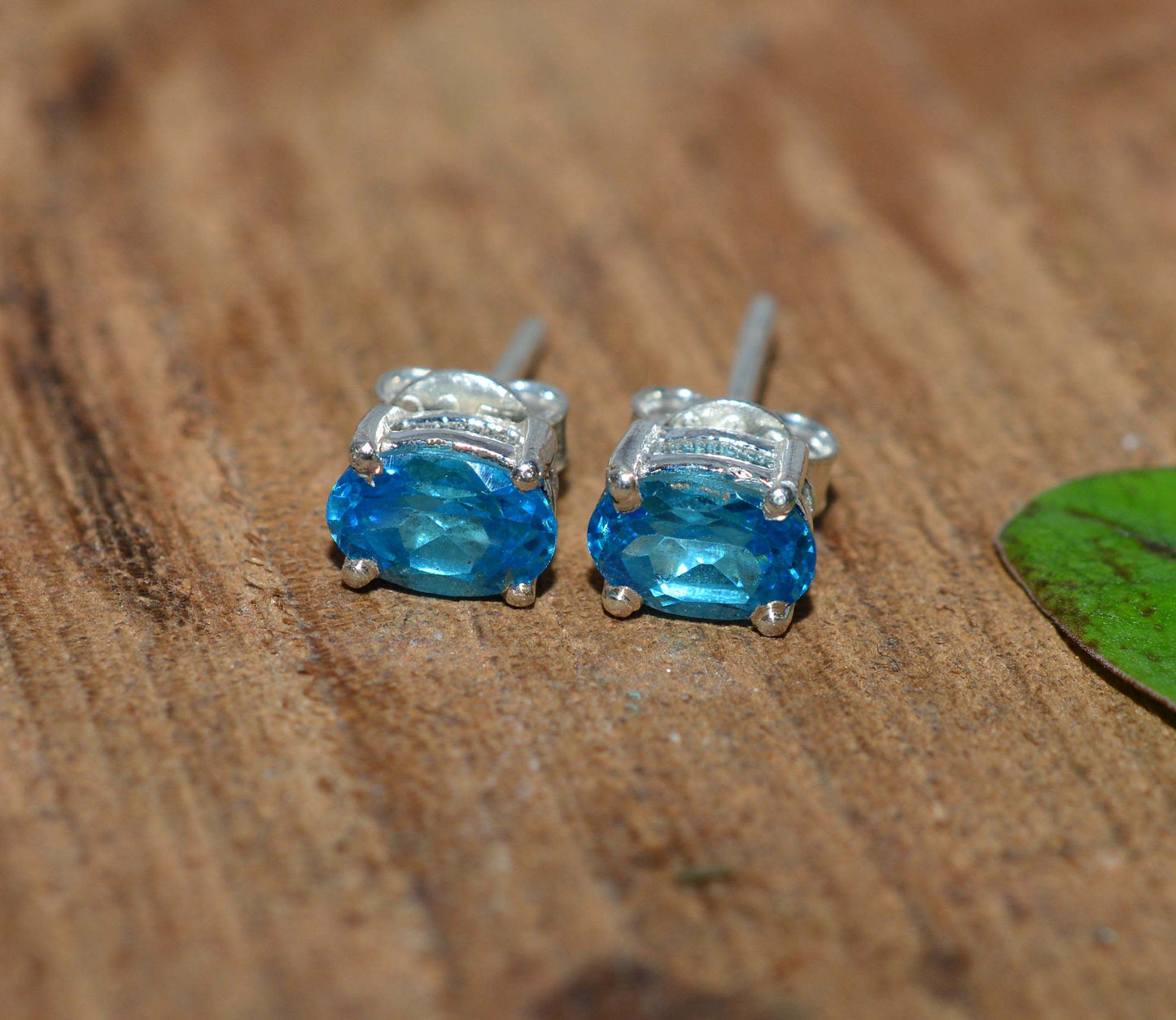 925 SOLID STERLING SILVER FACETED BLUE TOPAZ STUD EARRING