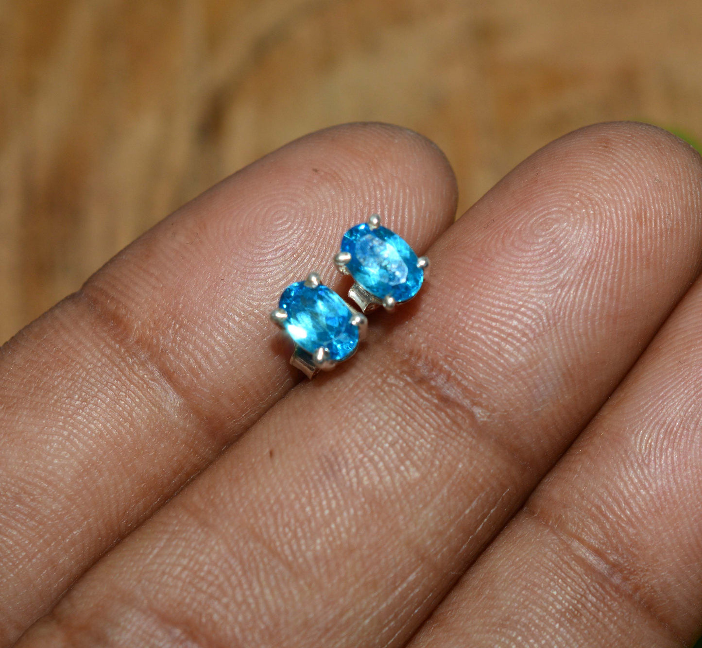 925 SOLID STERLING SILVER FACETED BLUE TOPAZ STUD EARRING