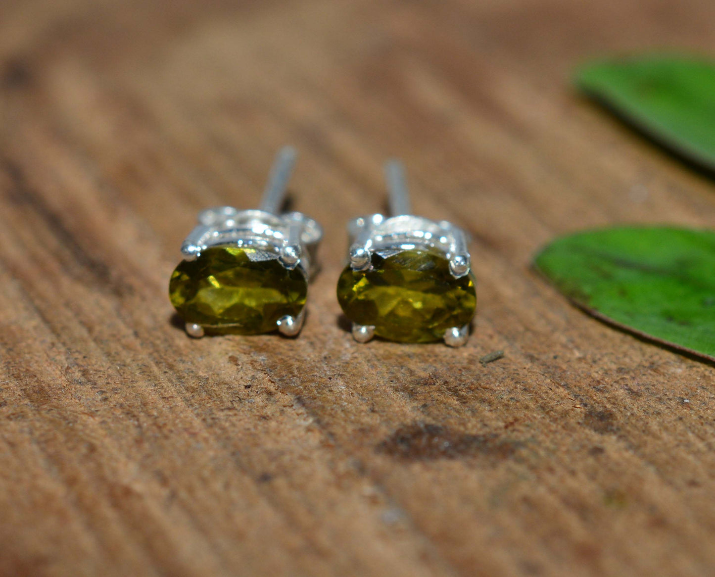 925 SOLID STERLING SILVER FACETED GREEN PERIDOT STUD EARRING