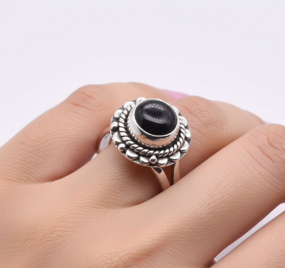 925 Solid Sterling Silver Designer Flower Style Ring - 2.6 Grams