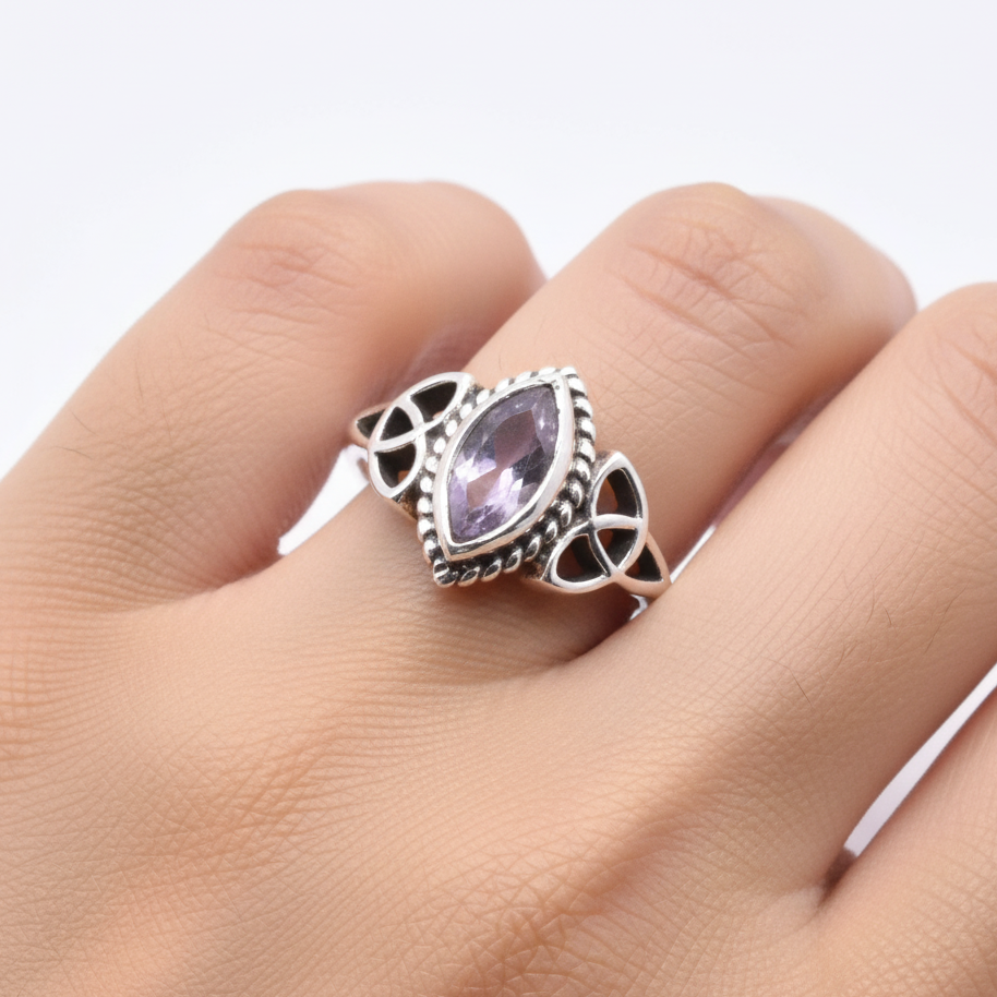 925 Solid Sterling Silver Designer Ring - 2.8 Grams