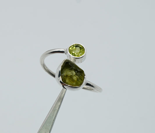 925 Solid Sterling Silver Cut Green Peridot Adjustable Ring - 8 US