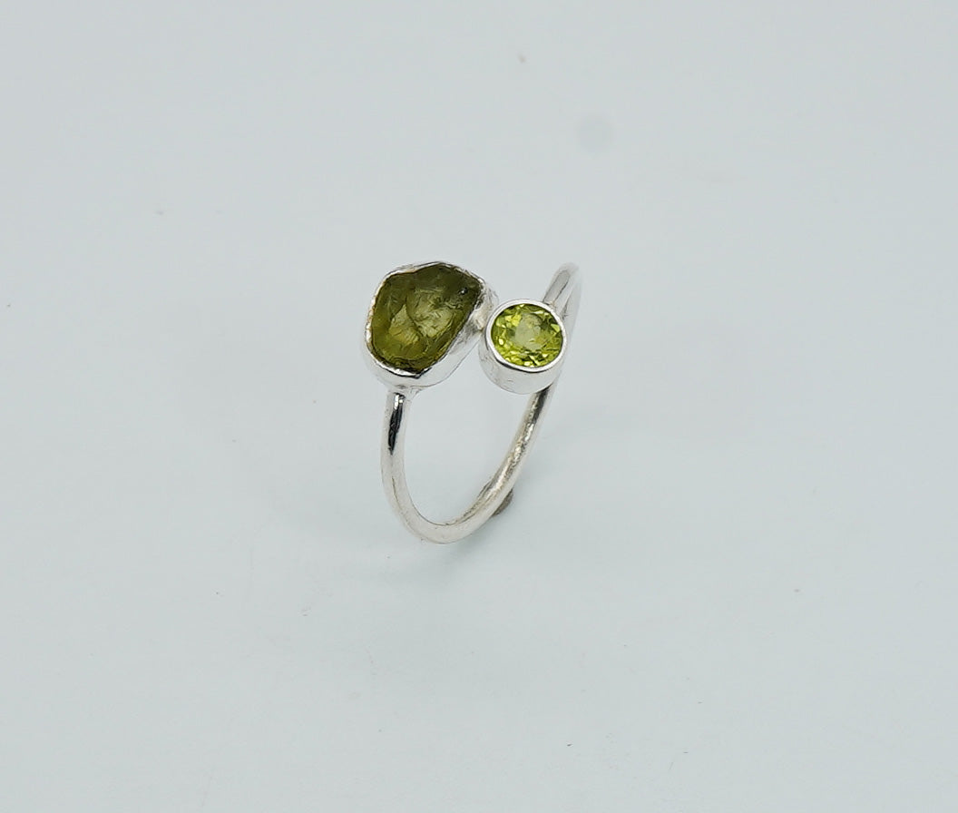925 Solid Sterling Silver Cut Green Peridot Adjustable Ring - 8 US