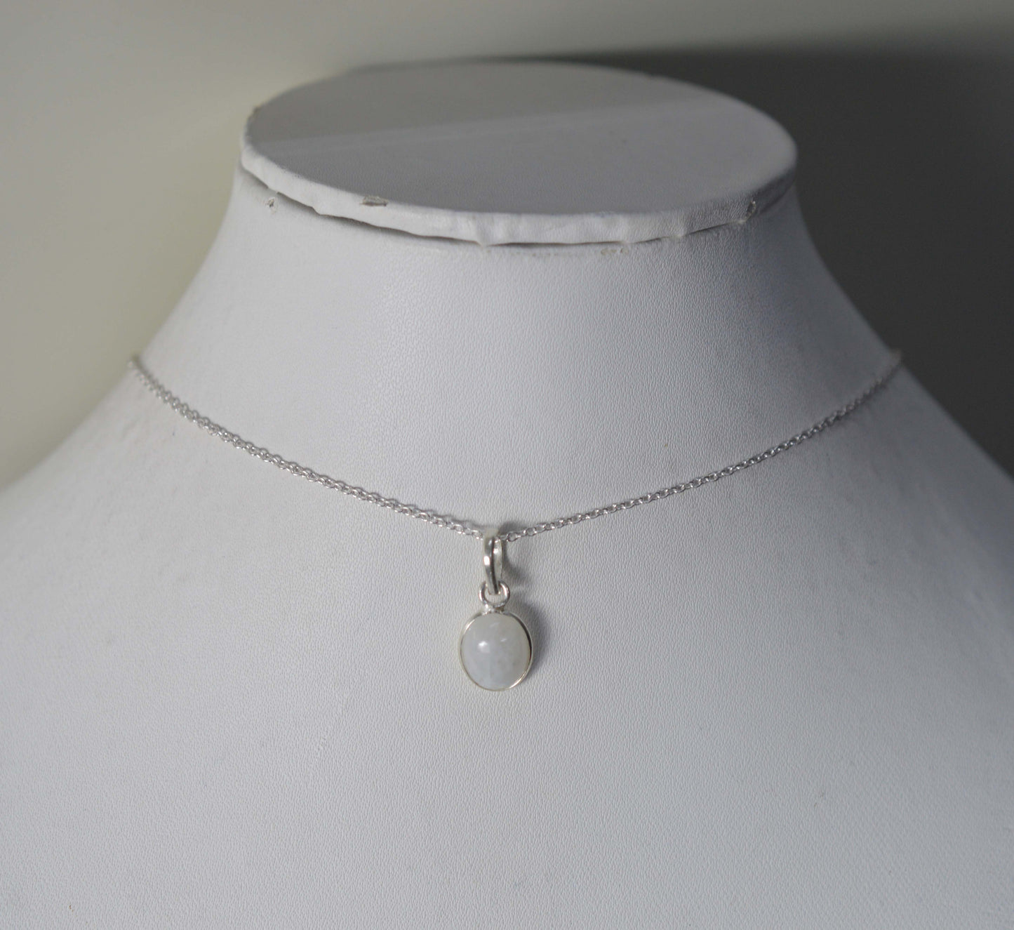 925 SOLID STERLING SILVER WHITE RAINBOW MOONSTONE CHAIN PENDANT -18.6 INCH